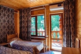 Двухместный номер с балконом (две односпальные кровати), Гостевой дом Любава, Каменномостский