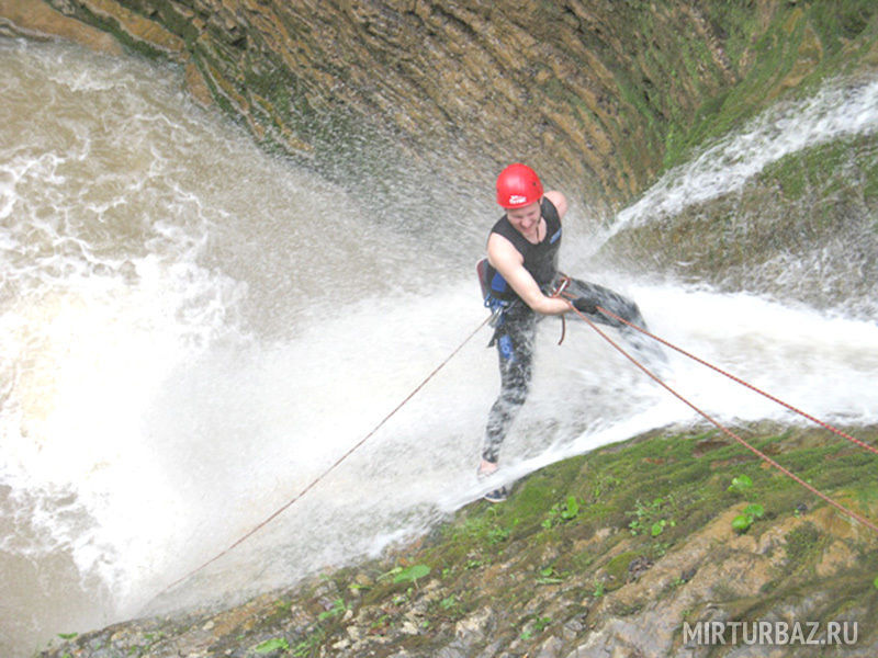 Спуск по водопаду Руфабго