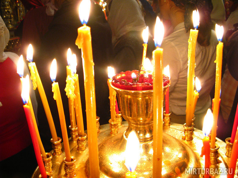 Столько свечей о здравии как на Пасху, навряд ли жжется в другие дни