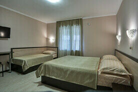 Трехместная комната на 2-м этаже (с 2-спальной кроватью), Гостевой дом Малиновая 10, Севастополь