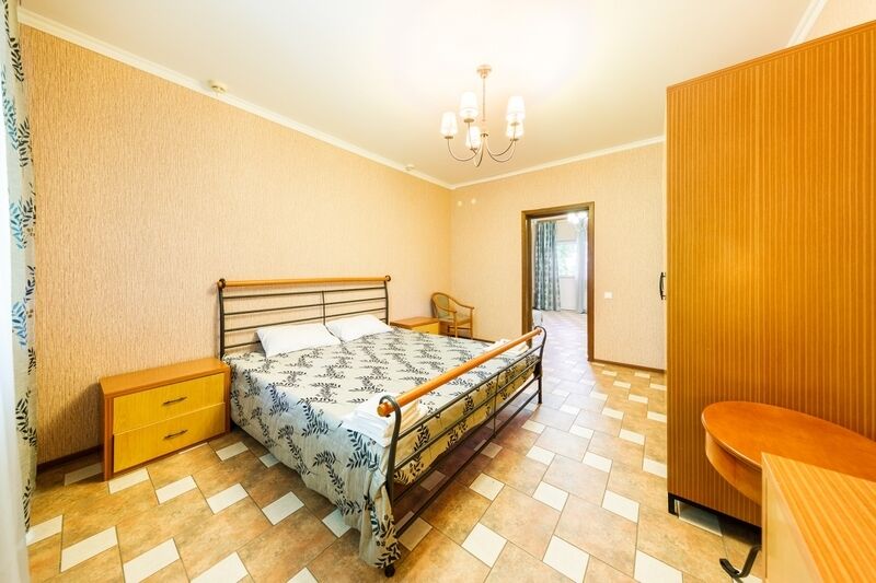 Люкс 4-местный 2-комнатный (с балконом)