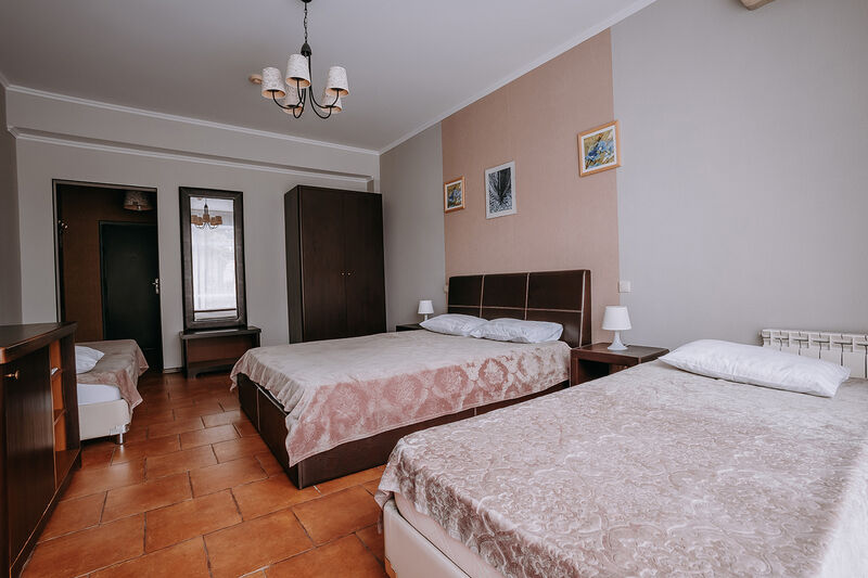 Полулюкс 2-местный 1-комнатный (без балкона, витражные окна)