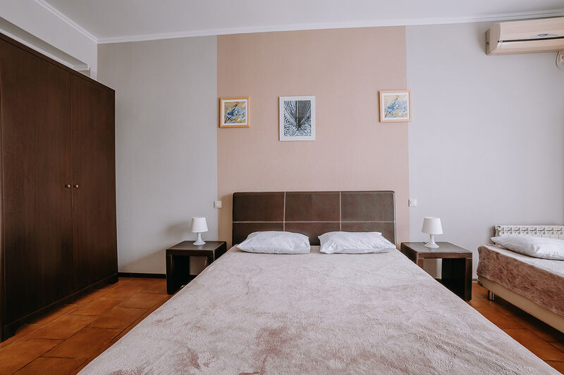 Полулюкс 2-местный 1-комнатный (без балкона, витражные окна)