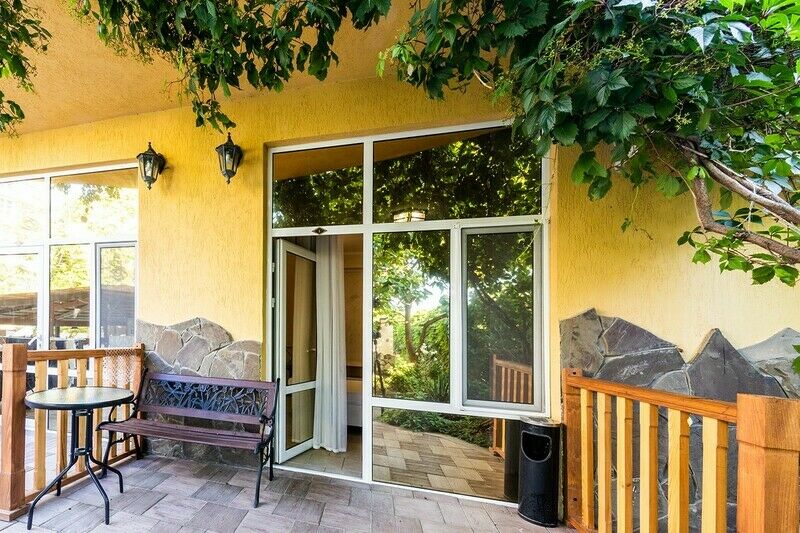 Полулюкс 2-местный 1-комнатный (выход на бассейн, 1 этаж)