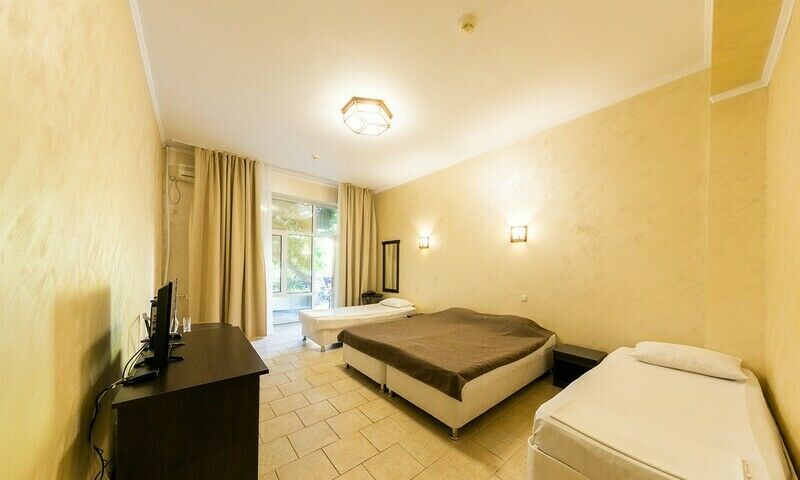 Полулюкс 2-местный 1-комнатный (выход на бассейн, 1 этаж)