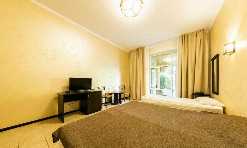 Полулюкс 2-местный 1-комнатный (выход на бассейн, 1 этаж)