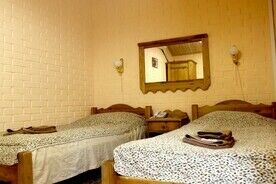 Гостиница «Дом Охотника» полулюкс 2х комнатный с 2-мя отдельными кроватями, Охотничье-рыболовная база Сафари Парк, Гамзюки