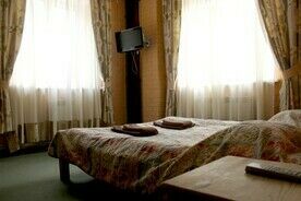 Гостиница «Дом Охотника» люкс 2х комнатный с 2х спальной кроватью, Охотничье-рыболовная база Сафари Парк, Гамзюки