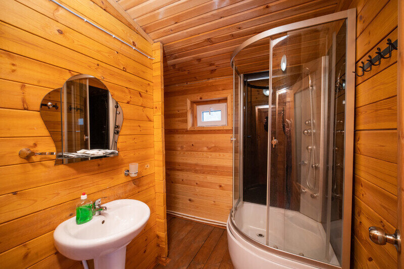 Домик 4-местный (на воде с баней)