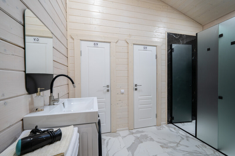 Зона санузлов и душевых