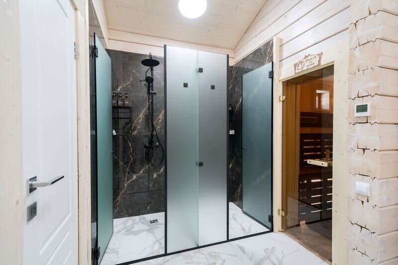 Душевые и вход в баню