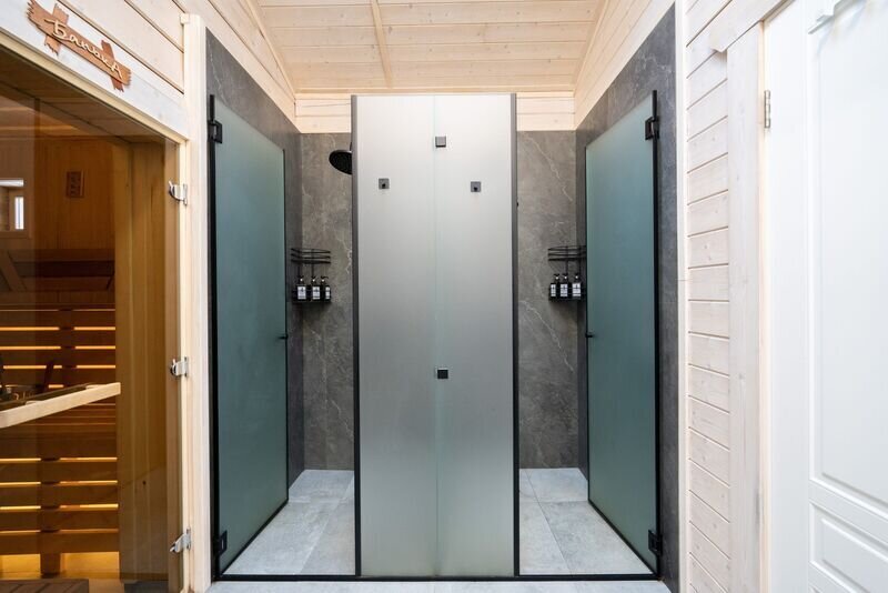 Душевые и вход в баню