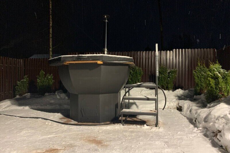 Банный чан между брусовыми домами