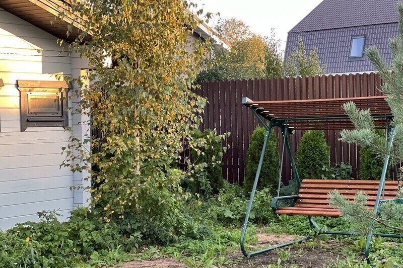 Садовая качель на заднем дворике