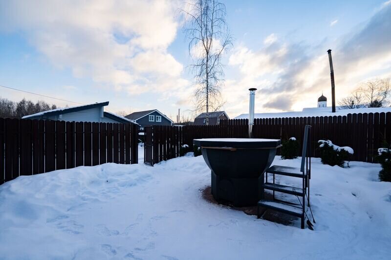 Банный чан между брусовыми домами