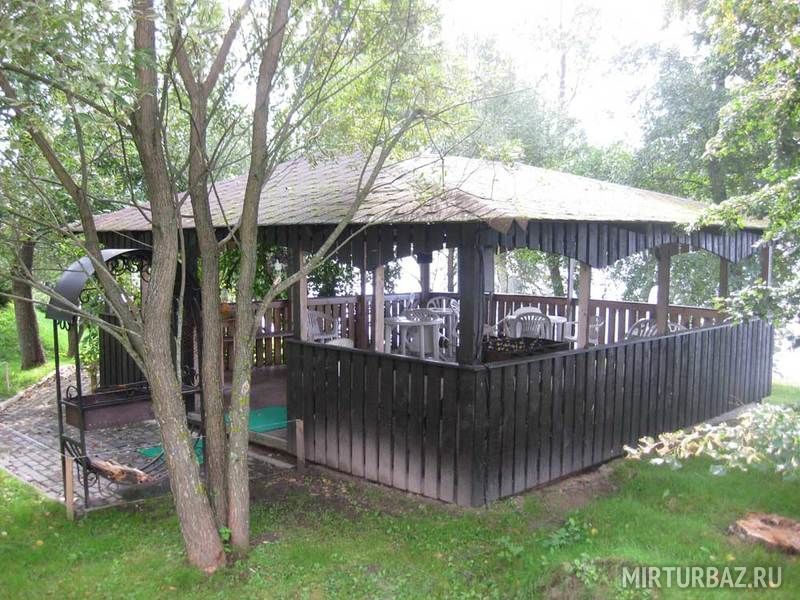 Беседка на берегу озера