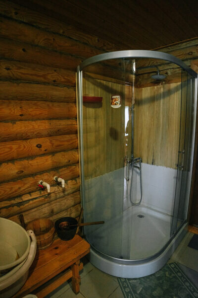 Коттедж 4-местный ВИП (с баней и беседкой на берегу озера)