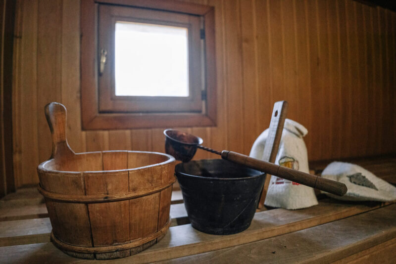 Коттедж 4-местный ВИП (с баней и беседкой на берегу озера)