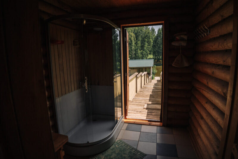 Коттедж 4-местный ВИП (с баней и беседкой на берегу озера)