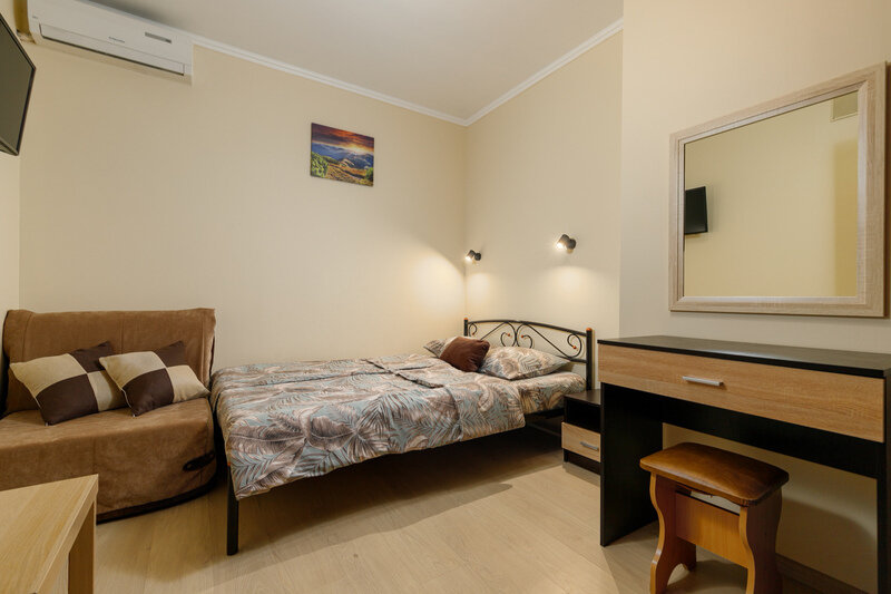 Номер 3-местный (2-спальной кроватью, вид на бассейн)