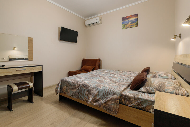 Номер 3-местный (2-спальной кроватью, вид на бассейн)