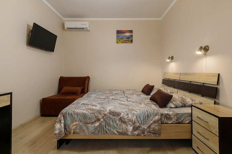 Номер 3-местный (2-спальной кроватью, вид на бассейн)