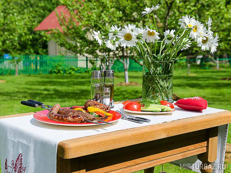 Обеденный отдых. Пикник на даче. Столик в саду. Стол с едой на даче. Сервировка стола на даче летом.