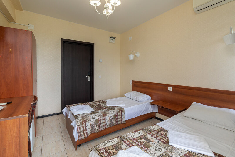 Стандартный 2-местный 1 категории (с ремонтом, с балконом) Золотое руно