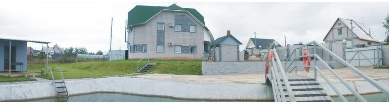 Вид на дом и пруд