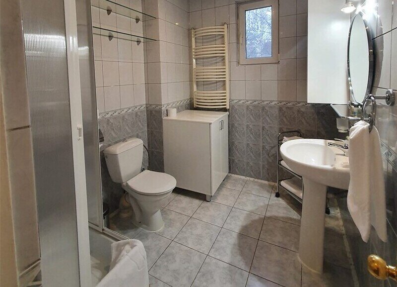 Коттедж 8-местный (с камином)