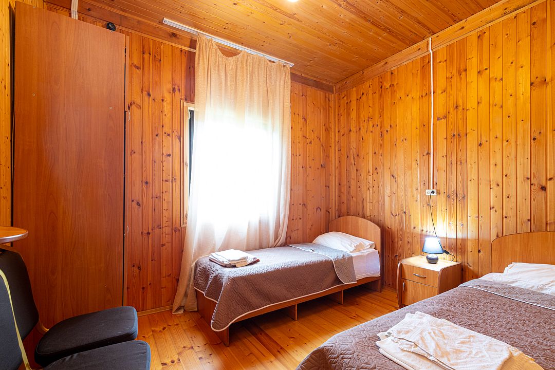 Коттедж 2-местный 1-комнатный (вид на пальмы)