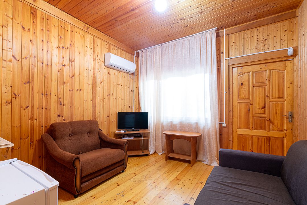 Коттедж 2-местный 1-комнатный (в саду, 2 линия)