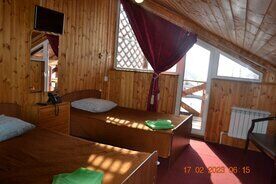 Двухместный семейный номер Classic с балконом и с видом на озеро 2 отдельные кровати, Гостевой дом Гавань Байкала, Листвянка