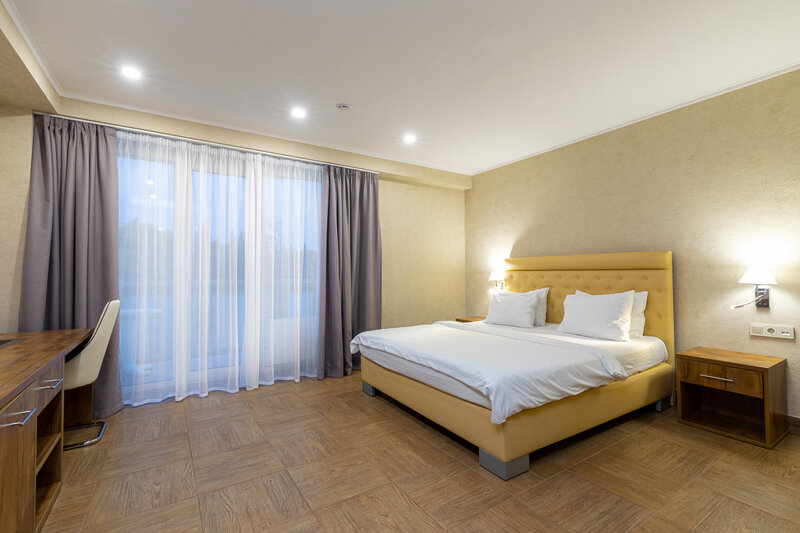 Люкс 2-местный 2-комнатный категория «А» (с балконом, Левое крыло)