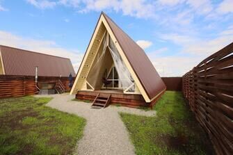 Загородный клуб По Щучьему Велению Коричневый домик в стиле A-Frame с чаном