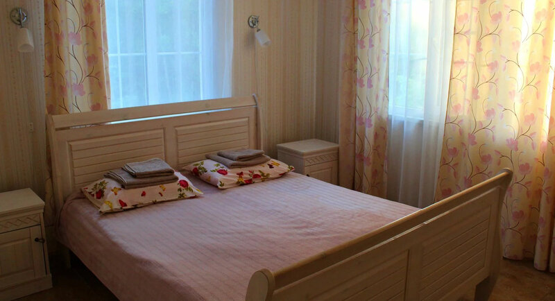 Коттедж 4-местный 2-комнатный Медовый