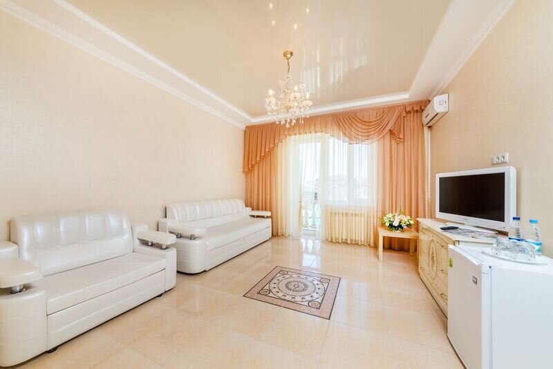 Люкс 5-местный 2-комнатный (с балконом)