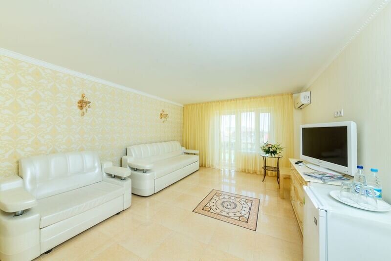 Люкс 5-местный 2-комнатный (с балконом)