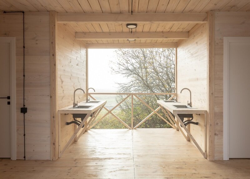 Отдельные индивидуальные сан. комнаты на территории