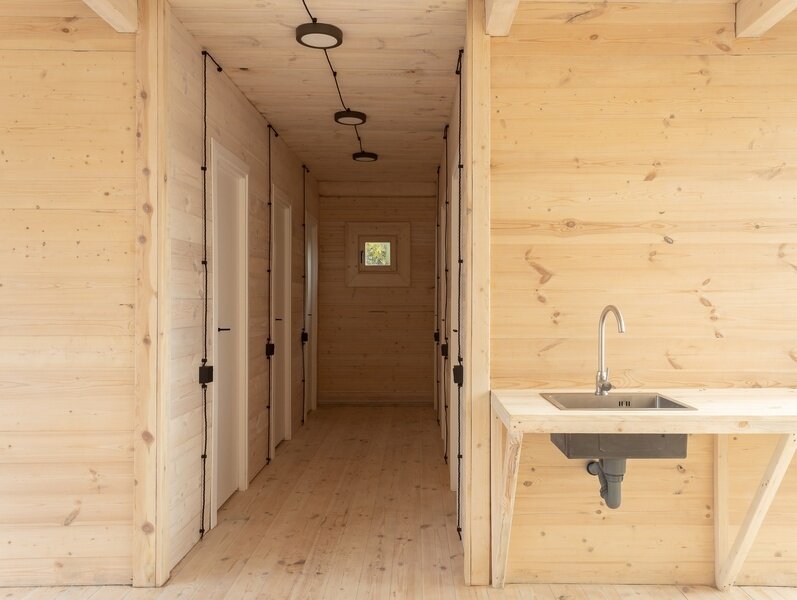 Отдельные индивидуальные сан. комнаты на территории