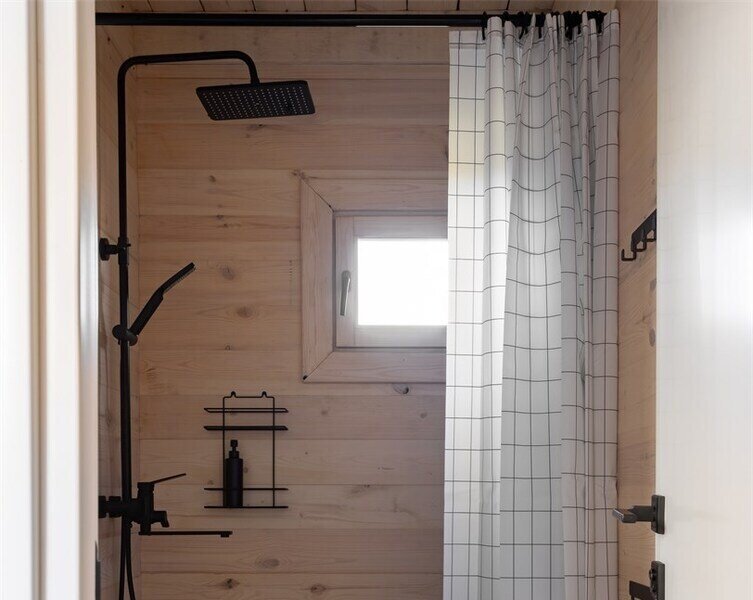 Отдельные индивидуальные сан. комнаты на территории