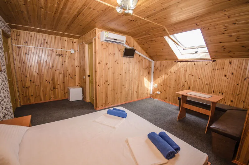 Стандартный 4-местный 1-комнатный (мансарда)