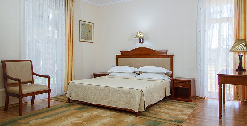 Люкс 4-местный 3-комнатный (коттедж Пальмира)