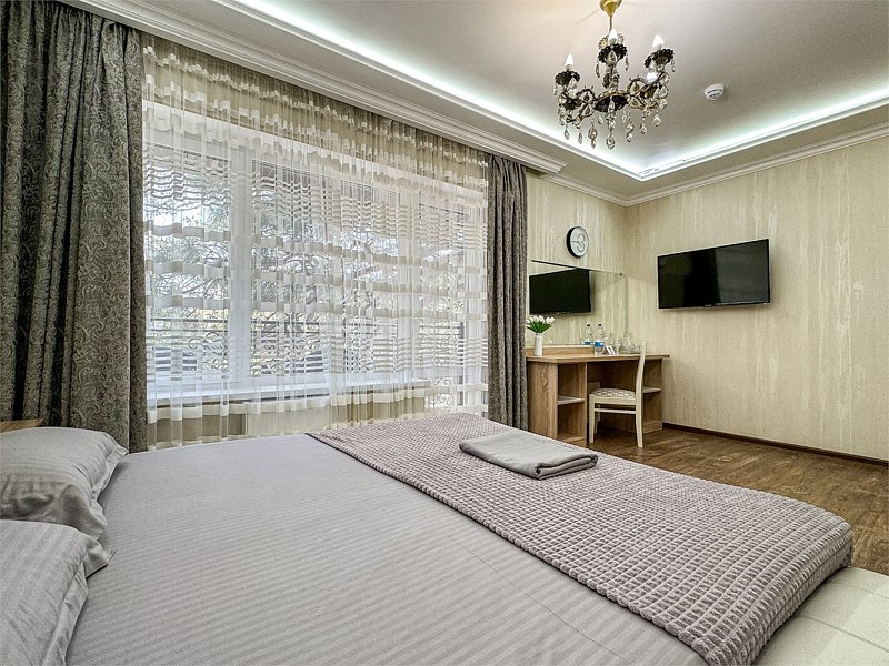 Люкс 4-местный 2-комнатный (с балконом, вид на сосны)