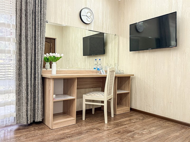 Люкс 4-местный 2-комнатный (с балконом, вид на сосны)