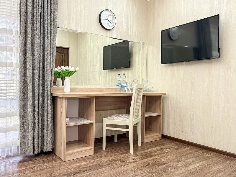 Люкс 4-местный 2-комнатный (с балконом, вид на сосны)