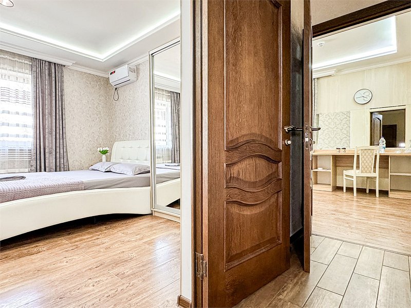 Люкс 4-местный 2-комнатный (с балконом, вид на сосны)