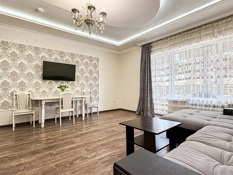 Люкс Супер 6-местный 2-комнатный (с балконом, вид на сосны)