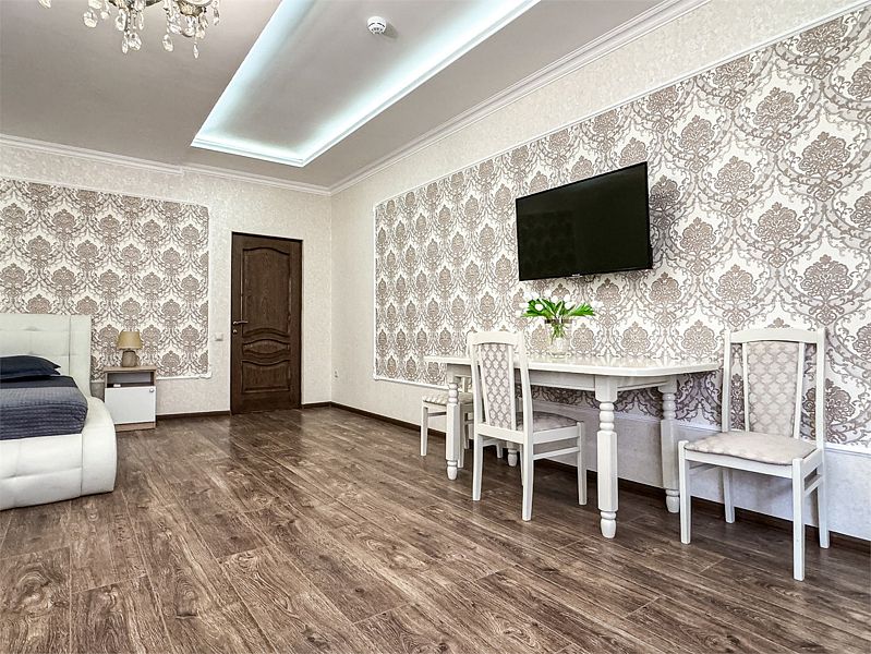 Люкс Супер 6-местный 2-комнатный (с балконом, вид на сосны)