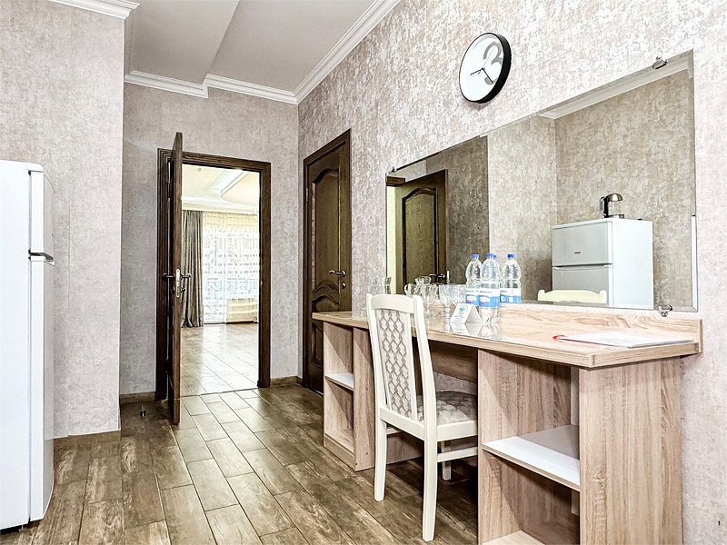 Люкс Супер 6-местный 2-комнатный (с балконом, вид на сосны)